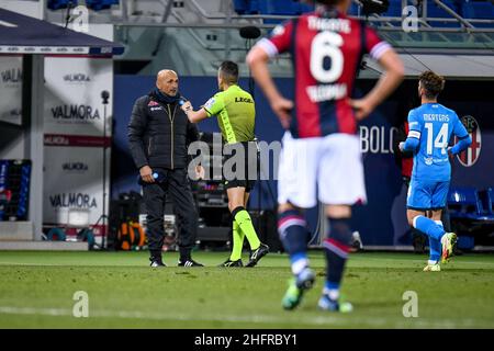 Renato Dall&#39;Stade Ara, Bologne, Italie, 17 janvier 2022,L'arbitre du match Livio Marinelli parle à Luciano Spalletti (entraîneur-chef Napoli) pendant le FC de Bologne vs SSC Napoli - football italien série A match Banque D'Images