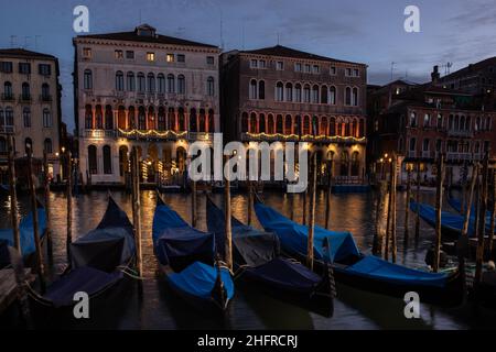 Foto Filippo Ciappi/LaPressecronaca20-11-2020 Venezia Facciate dei palazzi comunali, CA'Loredan e CA'Farsetti, illuminer di arancione, dal 20 al 30 novembre, per la Giornata Internazionale contro la violenza sulle donne, Venezia, novembre 20, 2020 Nella foto la Filazota di Cipalewoni di illedata di Lapalewca di illsenedata, 20 novembre2020 Venise façades des bâtiments municipaux, CA'Loredan et CA'Farsetti, illuminées en orange, du 20 au 30 novembre, pour la Journée internationale contre la violence faite aux femmes, Venise Banque D'Images