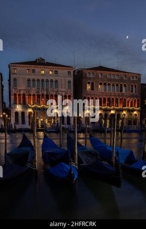 Foto Filippo Ciappi/LaPressecronaca20-11-2020 Venezia Facciate dei palazzi comunali, CA'Loredan e CA'Farsetti, illuminer di arancione, dal 20 al 30 novembre, per la Giornata Internazionale contro la violenza sulle donne, Venezia, novembre 20, 2020 Nella foto la Filazota di Cipalewoni di illedata di Lapalewca di illsenedata, 20 novembre2020 Venise façades des bâtiments municipaux, CA'Loredan et CA'Farsetti, illuminées en orange, du 20 au 30 novembre, pour la Journée internationale contre la violence faite aux femmes, Venise Banque D'Images