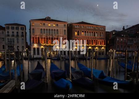 Foto Filippo Ciappi/LaPressecronaca20-11-2020 Venezia Facciate dei palazzi comunali, CA'Loredan e CA'Farsetti, illuminer di arancione, dal 20 al 30 novembre, per la Giornata Internazionale contro la violenza sulle donne, Venezia, novembre 20, 2020 Nella foto la Filazota di Cipalewoni di illedata di Lapalewca di illsenedata, 20 novembre2020 Venise façades des bâtiments municipaux, CA'Loredan et CA'Farsetti, illuminées en orange, du 20 au 30 novembre, pour la Journée internationale contre la violence faite aux femmes, Venise Banque D'Images