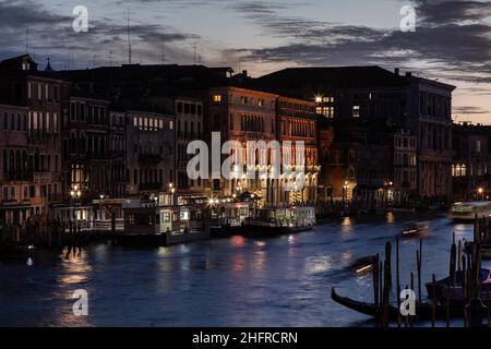 Foto Filippo Ciappi/LaPressecronaca20-11-2020 Venezia Facciate dei palazzi comunali, CA'Loredan e CA'Farsetti, illuminer di arancione, dal 20 al 30 novembre, per la Giornata Internazionale contro la violenza sulle donne, Venezia, novembre 20, 2020 Nella foto la Filazota di Cipalewoni di illedata di Lapalewca di illsenedata, 20 novembre2020 Venise façades des bâtiments municipaux, CA'Loredan et CA'Farsetti, illuminées en orange, du 20 au 30 novembre, pour la Journée internationale contre la violence faite aux femmes, Venise Banque D'Images