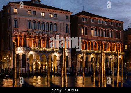 Foto Filippo Ciappi/LaPressecronaca20-11-2020 Venezia Facciate dei palazzi comunali, CA'Loredan e CA'Farsetti, illuminer di arancione, dal 20 al 30 novembre, per la Giornata Internazionale contro la violenza sulle donne, Venezia, novembre 20, 2020 Nella foto la Filazota di Cipalewoni di illedata di Lapalewca di illsenedata, 20 novembre2020 Venise façades des bâtiments municipaux, CA'Loredan et CA'Farsetti, illuminées en orange, du 20 au 30 novembre, pour la Journée internationale contre la violence faite aux femmes, Venise Banque D'Images