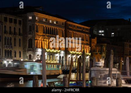 Foto Filippo Ciappi/LaPressecronaca20-11-2020 Venezia Facciate dei palazzi comunali, CA'Loredan e CA'Farsetti, illuminer di arancione, dal 20 al 30 novembre, per la Giornata Internazionale contro la violenza sulle donne, Venezia, novembre 20, 2020 Nella foto la Filazota di Cipalewoni di illedata di Lapalewca di illsenedata, 20 novembre2020 Venise façades des bâtiments municipaux, CA'Loredan et CA'Farsetti, illuminées en orange, du 20 au 30 novembre, pour la Journée internationale contre la violence faite aux femmes, Venise Banque D'Images