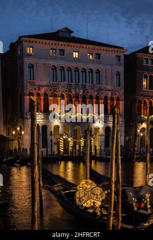 Foto Filippo Ciappi/LaPressecronaca20-11-2020 Venezia Facciate dei palazzi comunali, CA'Loredan e CA'Farsetti, illuminer di arancione, dal 20 al 30 novembre, per la Giornata Internazionale contro la violenza sulle donne, Venezia, novembre 20, 2020 Nella foto la Filazota di Cipalewoni di illedata di Lapalewca di illsenedata, 20 novembre2020 Venise façades des bâtiments municipaux, CA'Loredan et CA'Farsetti, illuminées en orange, du 20 au 30 novembre, pour la Journée internationale contre la violence faite aux femmes, Venise Banque D'Images