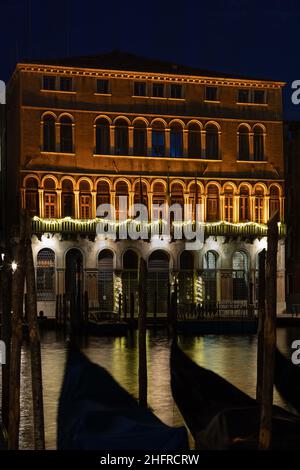 Foto Filippo Ciappi/LaPressecronaca20-11-2020 Venezia Facciate dei palazzi comunali, CA'Loredan e CA'Farsetti, illuminer di arancione, dal 20 al 30 novembre, per la Giornata Internazionale contro la violenza sulle donne, Venezia, novembre 20, 2020 Nella foto la Filazota di Cipalewoni di illedata di Lapalewca di illsenedata, 20 novembre2020 Venise façades des bâtiments municipaux, CA'Loredan et CA'Farsetti, illuminées en orange, du 20 au 30 novembre, pour la Journée internationale contre la violence faite aux femmes, Venise Banque D'Images