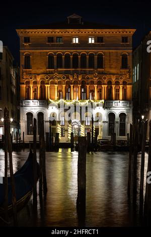 Foto Filippo Ciappi/LaPressecronaca20-11-2020 Venezia Facciate dei palazzi comunali, CA'Loredan e CA'Farsetti, illuminer di arancione, dal 20 al 30 novembre, per la Giornata Internazionale contro la violenza sulle donne, Venezia, novembre 20, 2020 Nella foto la Filazota di Cipalewoni di illedata di Lapalewca di illsenedata, 20 novembre2020 Venise façades des bâtiments municipaux, CA'Loredan et CA'Farsetti, illuminées en orange, du 20 au 30 novembre, pour la Journée internationale contre la violence faite aux femmes, Venise Banque D'Images