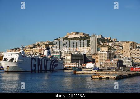 Napoli, Italie - octobre 16 2021 : le ferry GNV Aries est ancré dans le port de Naples avec la forteresse espagnole donnant sur la ville par le Mediterran Banque D'Images