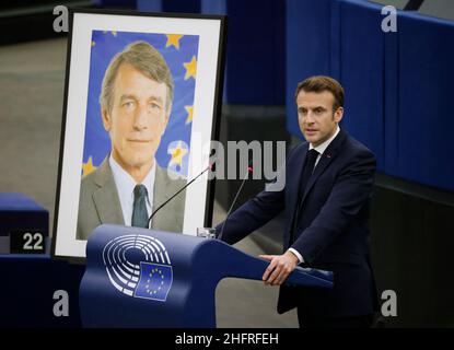 17 janvier 2022, France, Straßburg: Emmanuel Macron, Président de la France, prononce une allocution lors d'une cérémonie commémorative du regretté ancien Président du Parlement européen, Sassoli, devant le Parlement européen.Photo: Philipp Von Ditfurth/dpa Banque D'Images