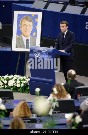 17 janvier 2022, France, Straßburg: Emmanuel Macron, Président de la France, prononce une allocution lors d'une cérémonie commémorative du regretté ancien Président du Parlement européen, Sassoli, devant le Parlement européen.Photo: Philipp Von Ditfurth/dpa Banque D'Images