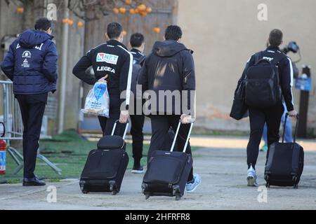 Marco Bucco/Lapresse 25 novembre 2020 Empoli (FI) Italie football sportif Empoli vs Brescia - coupe italienne TIM COUPE 2020/2021 - Stade Castellani.Dans la photo: L'arbitre Giovanni Ayroldi s'éloigne du stade après l'annulation du match Banque D'Images