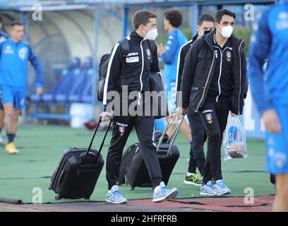 Marco Bucco/Lapresse 25 novembre 2020 Empoli (FI) Italie football sportif Empoli vs Brescia - coupe italienne TIM COUPE 2020/2021 - Stade Castellani.Dans la photo: L'arbitre Giovanni Ayroldi s'éloigne du stade après l'annulation du match Banque D'Images