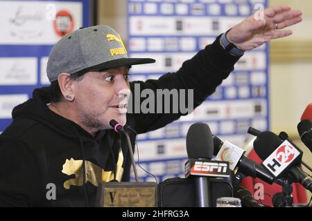 Foto Lapresse/Marco Cantile Napoli 15/01/2017 Cronaca Conferenza stampa di Diego Armando Maradona per presentare lo spettacolo al San Carlo con l'attore Alessandro Siani Nella foto: Diego Armando Maradona photo Lapresse/Marco Cantile Naples 15/01/2017 News Conférence de presse Diego Armando Maradona Banque D'Images