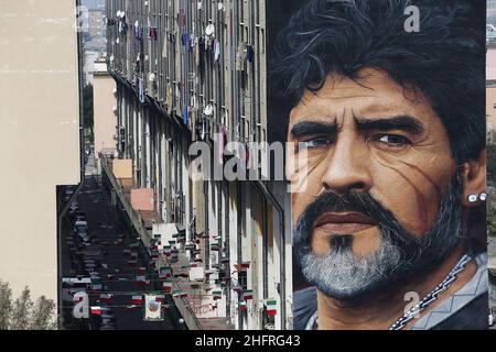 Napoli, 24/03/2017 Cronaca A Napoli, nel quartiere di San Giovanni a Teduccio, il murales di Jorit raffigurante Diego Armando Maradona.Sotto la scritta: Dios es umano.Nella foto: il murales di Maradona su un palais del quartière Banque D'Images