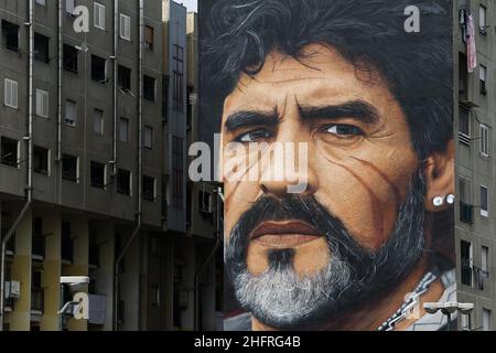 Napoli, 24/03/2017 Cronaca A Napoli, nel quartiere di San Giovanni a Teduccio, il murales di Jorit raffigurante Diego Armando Maradona.Sotto la scritta: Dios es umano.Nella foto: il murales di Maradona su un palais del quartière Banque D'Images