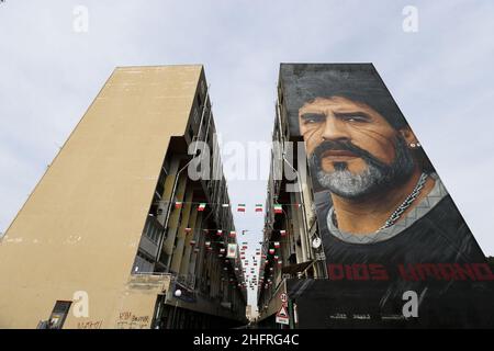 Napoli, 24/03/2017 Cronaca A Napoli, nel quartiere di San Giovanni a Teduccio, il murales di Jorit raffigurante Diego Armando Maradona.Sotto la scritta: Dios es umano.Nella foto: il murales di Maradona su un palais del quartière Banque D'Images