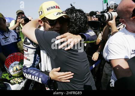 © Simone Rosa/Lapresse 31-08-2008 Misano (Saint-Marin) MotoGP - moto nella foto: Armando Maradona e Valentino Rossi - équipe Fiat/Yamaha © Simone Rosa/Lapresse 31-08-2008 Misano (RepSan Marino) MotoGP - moto sur la photo: Armando Maradona e Valentino Rossi - équipe Fiat/Yamaha Banque D'Images