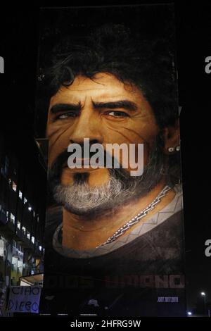 Fabio Sasso/Lapresse 25 novembre 2020 Naples, Italie les fans de nouvelles se sont enfuis dans la fresque de Diego Armando Maradona après avoir appris les nouvelles de sa mort Banque D'Images