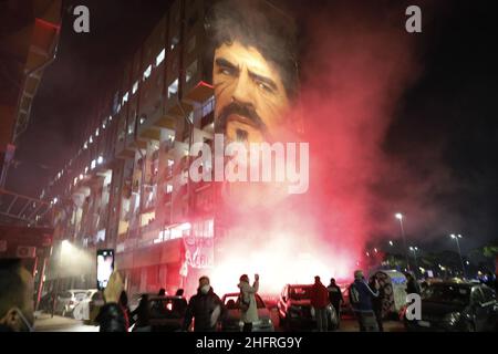 Fabio Sasso/Lapresse 25 novembre 2020 Naples, Italie les fans de nouvelles se sont enfuis dans la fresque de Diego Armando Maradona après avoir appris les nouvelles de sa mort Banque D'Images