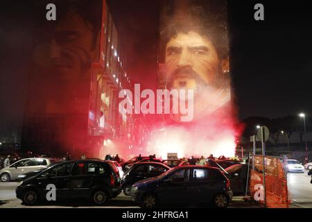 Fabio Sasso/Lapresse 25 novembre 2020 Naples, Italie les fans de nouvelles se sont enfuis dans la fresque de Diego Armando Maradona après avoir appris les nouvelles de sa mort Banque D'Images