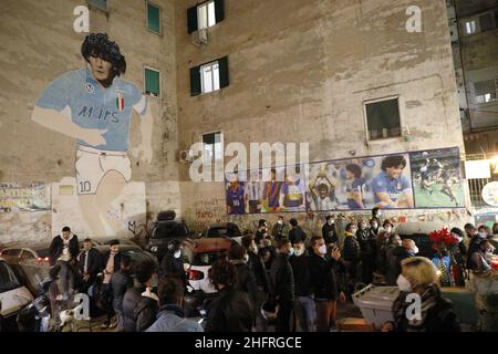 Fabio Sasso/Lapresse 25 novembre 2020 Naples, Italie les fans de nouvelles se sont enfuis dans la fresque de Diego Armando Maradona après avoir appris les nouvelles de sa mort Banque D'Images