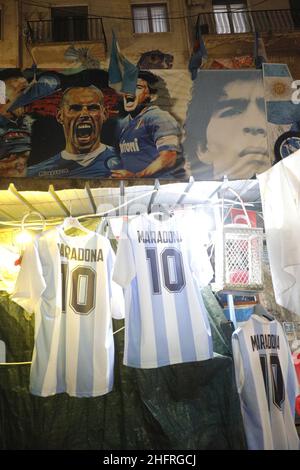 Fabio Sasso/Lapresse 25 novembre 2020 Naples, Italie les fans de nouvelles se sont enfuis dans la fresque de Diego Armando Maradona après avoir appris les nouvelles de sa mort Banque D'Images