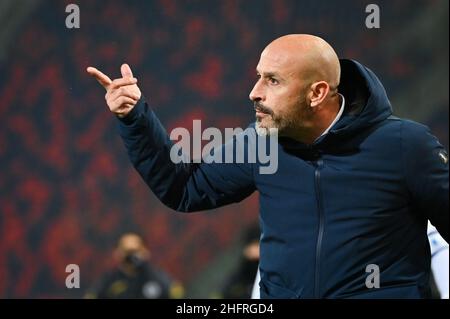 Massimo Paolone/Lapresse 25 novembre 2020 Bologna, Italie football Bologna vs Spezia - Italian Cup 2020/2021 4th éliminatoire ronde - Stade Renato Dall'Ara dans le pic: Vincenzo Italiano (Spezia Calcio) crie des instructions à ses joueurs Banque D'Images