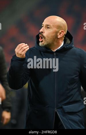 Massimo Paolone/Lapresse 25 novembre 2020 Bologna, Italie football Bologna vs Spezia - Italian Cup 2020/2021 4th éliminatoire ronde - Stade Renato Dall'Ara dans le pic: Vincenzo Italiano (Spezia Calcio) crie des instructions à ses joueurs Banque D'Images