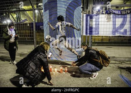 Foto Fabio Sasso/Lapresse 25 novembre 2020 Napoli, Italia conaca Tifosi accorallo stadio San Paolo dopo aver appreso la notizia della morte di Diego Armando Maradona photo Fabio Sasso/Lapresse 25 novembre 2020 Naples,Les fans de nouvelles d'Italie se sont empais au stade de San Paolo après avoir entendu les nouvelles de la mort de Diego Armando Maradona Banque D'Images