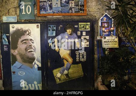 Foto Fabio Sasso/Lapresse 25 novembre 2020 Napoli, Italia conaca Forcella ricorda Diego Armando Maradona dopo aver appreso la notizia della sua morte photo Fabio Sasso/Lapresse 25 novembre 2020 Naples, Italie les fans de nouvelles se sont fraisés à la fresque de Diego Armando Maradona après avoir appris les nouvelles de sa mort Banque D'Images