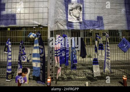 Foto Fabio Sasso/Lapresse 25 novembre 2020 Napoli, Italia conaca Tifosi accorallo stadio San Paolo dopo aver appreso la notizia della morte di Diego Armando Maradona photo Fabio Sasso/Lapresse 25 novembre 2020 Naples,Les fans de nouvelles d'Italie se sont empais au stade de San Paolo après avoir entendu les nouvelles de la mort de Diego Armando Maradona Banque D'Images