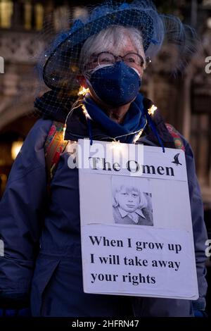 Alors que le projet de loi controversé sur la police et la criminalité atteint sa dernière étape au Parlement, un manifestant portant une parodie Boris Johnson de l'OMEN, se tient en dehors de la Chambre des Lords où la loi proposée est examinée, le 17th janvier 2022, à Westminster, Londres, en Angleterre.Des sections du projet de loi ont été condamnées par des militants des droits de l'homme comme une attaque contre le droit de protestation, les militants faisant valoir que, sans modifications, le droit de protestation pacifique pourrait être restreint par la législation. Banque D'Images