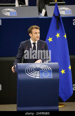 17 janvier 2022, France, Straßburg: Emmanuel Macron, Président de la France, prononce une allocution lors d'une cérémonie commémorative du regretté ancien Président du Parlement européen, Sassoli, devant le Parlement européen.Photo: Philipp Von Ditfurth/dpa Banque D'Images