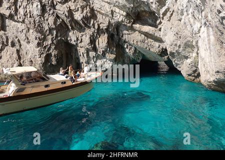 Capri, Italie - octobre 18 2021 : Tourisme Prenez une photo de la célèbre grotte verte avec de l'eau très claire le long de la falaise spectaculaire de Capri dans la baie de Naples i Banque D'Images