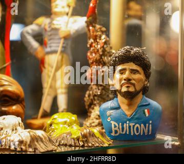 Foto Fabio Sasso/Lapresse 07/12/2020 Napoli, Italia CronacaSan Gregorio Armeno, la via dei presepi riapre nel segno di Maradona: il fratello Hugo taglia il natrasNella foto: Statuine esposte nei négociation Banque D'Images