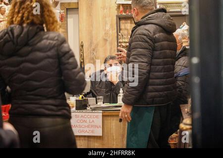 Foto Fabio Sasso/Lapresse 07/12/2020 Napoli, Italia CronacaSan Gregorio Armeno, la via dei presepi riaparc nel segno di Maradona: il fratello Hugo taglia il natrasNella foto: Hugo Maradona, fratello di Diego Banque D'Images