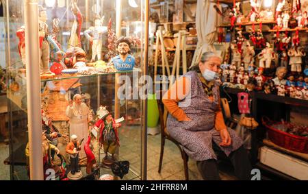 Foto Fabio Sasso/Lapresse 07/12/2020 Napoli, Italia CronacaSan Gregorio Armeno, la via dei presepi riapre nel segno di Maradona: il fratello Hugo taglia il natrasNella foto: Statuine esposte nei négociation Banque D'Images