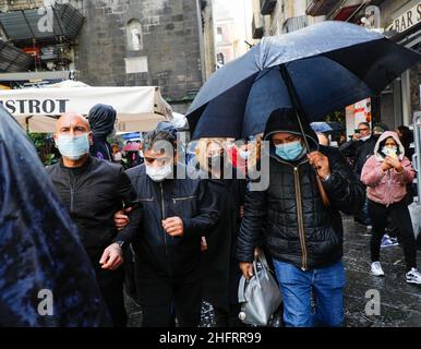 Foto Fabio Sasso/Lapresse 07/12/2020 Napoli, Italia CronacaSan Gregorio Armeno, la via dei presepi riaparc nel segno di Maradona: il fratello Hugo taglia il natrasNella foto: Hugo Maradona, fratello di Diego Banque D'Images