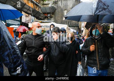 Foto Fabio Sasso/Lapresse 07/12/2020 Napoli, Italia CronacaSan Gregorio Armeno, la via dei presepi riaparc nel segno di Maradona: il fratello Hugo taglia il natrasNella foto: Hugo Maradona, fratello di Diego Banque D'Images