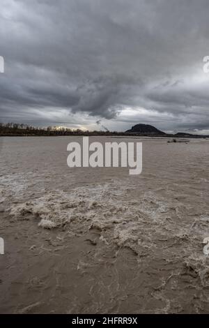 Lapresse - Alice Durigatto 07 décembre 2020 Carnia, Udine (Italie) Actualités le Friuli Venezia Giulia est inondé par le mauvais temps.Sur les photos: Les zones les plus endommagées et les vues différentes de la rivière Tagliamento. Banque D'Images