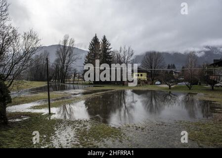 Lapresse - Alice Durigatto 07 décembre 2020 Carnia, Udine (Italie) Actualités le Friuli Venezia Giulia est inondé par le mauvais temps.Sur les photos: Les zones les plus endommagées et les vues différentes de la rivière Tagliamento. Banque D'Images