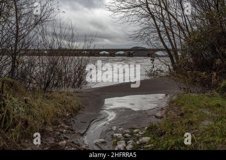 Lapresse - Alice Durigatto 07 décembre 2020 Carnia, Udine (Italie) Actualités le Friuli Venezia Giulia est inondé par le mauvais temps.Sur les photos: Les zones les plus endommagées et les vues différentes de la rivière Tagliamento. Banque D'Images