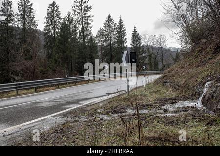 Lapresse - Alice Durigatto 07 décembre 2020 Carnia, Udine (Italie) Actualités le Friuli Venezia Giulia est inondé par le mauvais temps.Sur les photos: Les zones les plus endommagées et les vues différentes de la rivière Tagliamento. Banque D'Images