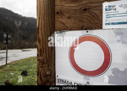 Lapresse - Alice Durigatto 07 décembre 2020 Carnia, Udine (Italie) Actualités le Friuli Venezia Giulia est inondé par le mauvais temps.Sur les photos: Les zones les plus endommagées et les vues différentes de la rivière Tagliamento. Banque D'Images