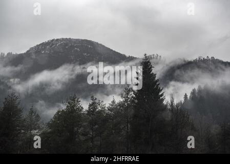 Lapresse - Alice Durigatto 07 décembre 2020 Carnia, Udine (Italie) Actualités le Friuli Venezia Giulia est inondé par le mauvais temps.Sur les photos: Les zones les plus endommagées et les vues différentes de la rivière Tagliamento. Banque D'Images