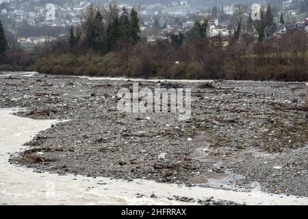 Lapresse - Alice Durigatto 07 décembre 2020 Carnia, Udine (Italie) Actualités le Friuli Venezia Giulia est inondé par le mauvais temps.Sur les photos: Les zones les plus endommagées et les vues différentes de la rivière Tagliamento. Banque D'Images