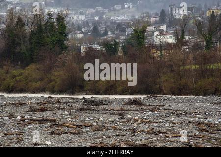 Lapresse - Alice Durigatto 07 décembre 2020 Carnia, Udine (Italie) Actualités le Friuli Venezia Giulia est inondé par le mauvais temps.Sur les photos: Les zones les plus endommagées et les vues différentes de la rivière Tagliamento. Banque D'Images