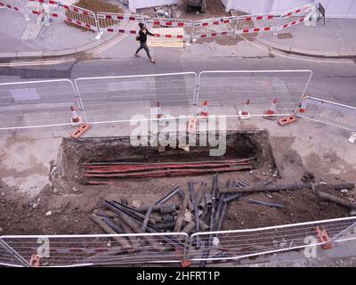 vue aérienne des travaux routiers, trou dans la route avec barrières, câbles posés Banque D'Images