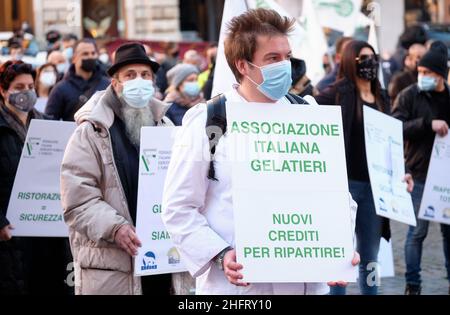 Mauro Scrobogna /Lapresse 14 décembre 2020 et#xA0; Rome, Italie Actualités crise économique - Fipet-Confesercenti manifestation sur la photo: Manifestation d'entrepreneurs et de travailleurs de la restauration contre des mesures qui limitent l'ouverture de leurs entreprises Banque D'Images