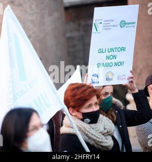 Mauro Scrobogna /Lapresse 14 décembre 2020 et#xA0; Rome, Italie Actualités crise économique - Fipet-Confesercenti manifestation sur la photo: Manifestation d'entrepreneurs et de travailleurs de la restauration contre des mesures qui limitent l'ouverture de leurs entreprises Banque D'Images