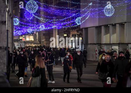 Foto Claudio Furlan - Lapresse 15 Dicembre 2020 Milano (Italia) NewsMilano, vetrine dei négocizi e luminarie natalizie nel centro tcce&#xe0;photo Claudio Furlan - LaPresse14 décembre 2020 Milan ( Italy ) NewsShop fenêtres et lumières de Noël dans le centre de Milan Banque D'Images